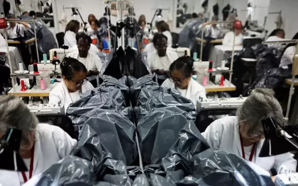 Xưởng thời trang chuyển sang may túi đựng thi thể sau thảm họa động đất Venezuela