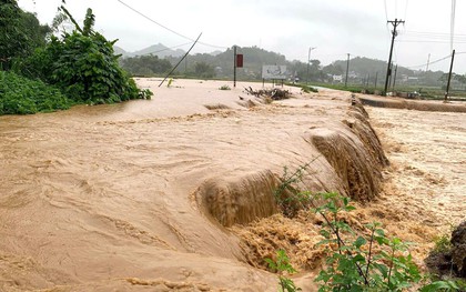 Mưa lớn gây ngập sâu ở Thái Nguyên, một bé trai bị lũ cuốn mất tích