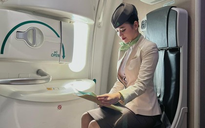 Vì sao tiếp viên thường ngồi đối diện hành khách khi máy bay cất, hạ cánh?