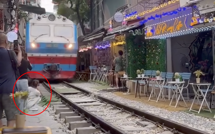 Thông tin ban đầu vụ cô gái ngồi cà phê đường tàu bị tàu hỏa hất văng điện thoại