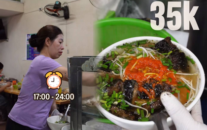 "Lên phố cổ cũng không ra được vị này": Quán phở chả nướng than hoa ở Hà Nội ninh nước dùng từ 15kg xương với mía, bát chỉ 35.000 đồng