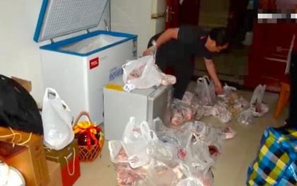 Đột kích nhà một cựu quan chức, phát hiện số lượng lớn vàng thỏi nhét trong bọc thịt gà ở tủ đông