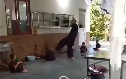 Gã đàn ông mặc áo nâu sòng đánh bé trai tàn bạo như thời trung cổ