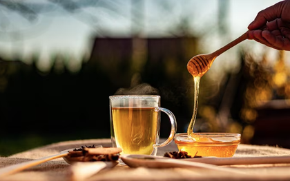 Người đàn ông ngày nào cũng uống nước mật ong, 1 năm sau đi khám, bác sĩ thốt lên ‘uống sai cách rồi’