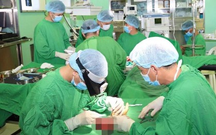Đứt lìa hoàn toàn cẳng tay do tai nạn lao động, người đàn ông 31 tuổi được bác sĩ nối lại thành công sau hơn 6 giờ phẫu thuật