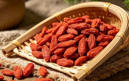 Người đàn ông 56 tuổi ăn kỷ tử mỗi ngày, đi khám thấy men gan tăng vọt