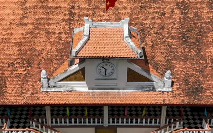 Độc lạ chiếc đồng hồ trăm tuổi gắn với ngôi trường hơn 120 năm ở TPHCM