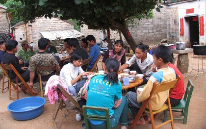 Con đỗ đại học, bố mẹ mời cả làng ăn mừng nhưng một câu nói của hàng xóm khiến cả nhà chạnh lòng
