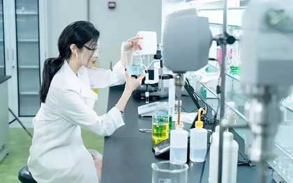 Phú bà livestream bán mặt nạ kiếm trăm tỷ, quá khứ bị phốt "làm màu" trong phòng thí nghiệm
