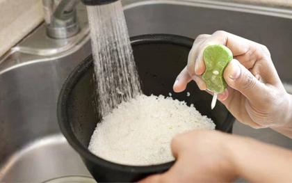 Vì sao nên vắt vài giọt nước chanh trước khi vo gạo nấu cơm?