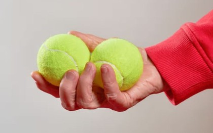 Lý do nên mang theo bóng tennis cùng chiếc tất lên máy bay