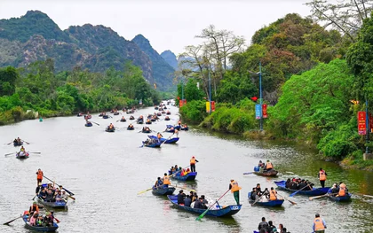 Nhiều người chèo đò chở khách ở Chùa Hương bị lừa 4,4 tỷ đồng xin cấp phép hoạt động