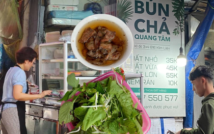 Ly hôn 10 năm vẫn giữ tên chồng cũ trên biển hiệu, chủ quán bún chả Hà Nội tiết lộ lúc mở quán chỉ học nghề đúng 3 ngày