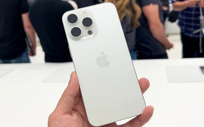 iPhone 15 Pro Max giảm hơn một nửa giá
