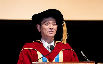 Thiên vương Lưu Đức Hoa nhận bằng tiến sĩ ở tuổi 64, trường đại học khẳng định: "AI không thể thay thế anh ấy"