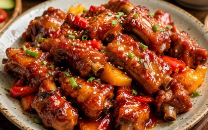 Có một bước mẹ luôn làm trước khi xào sườn, nhờ vậy thịt mềm mà sốt bám óng từng miếng