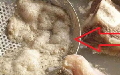 Lớp bọt nổi lên khi hầm xương là dưỡng chất hay tạp chất, có nên vớt bỏ?