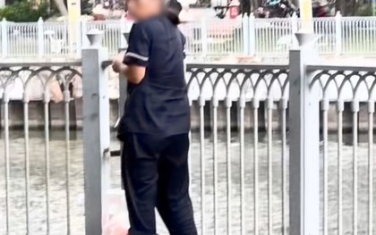 Người phụ nữ bị nhắc nhở vẫn ném rác xuống kênh ở TP.HCM gây phẫn nộ