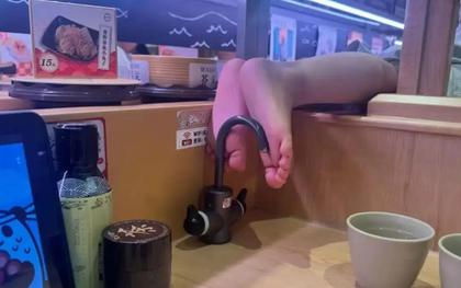 Bé trai giẫm chân lên vòi nước uống ở nhà hàng: "Trẻ con biết gì đâu" - Câu nói đã làm hỏng biết bao đứa trẻ!