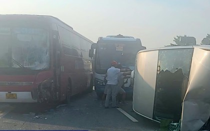 Xe khách đâm 2 ô tô trên cao tốc Nội Bài - Lào Cai