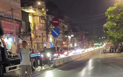 Hà Nội: Đèn tín hiệu giao thông liên tục đỏ, ô tô xếp hàng dài trong đêm