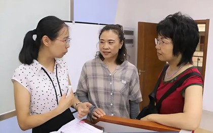 Nhắn tin cho phụ huynh lúc tối muộn, cô giáo bất ngờ bị mắng xối xả: Cộng đồng mạng đọc tin nhắn xong, ai cũng bênh cô