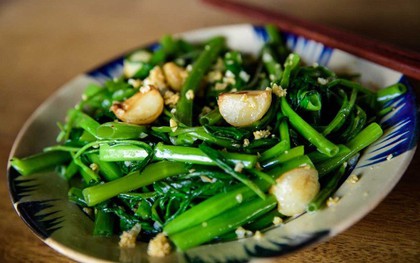 Trời bắt đầu hanh khô, hãy thêm rau muống vào bữa ăn: Vừa dễ ăn, vừa bổ sung chất xơ, giúp cơ thể dễ chịu hơn