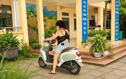 Bức ảnh người mẹ mặc áo hở lưng, quần ngắn đi đón con khiến hội phụ huynh Việt "dậy sóng": 2 luồng ý kiến trái chiều bùng nổ