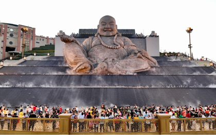 Nơi được ví như "nóc nhà Nam Bộ" ở Việt Nam với độ cao 986m: Leo bộ lên mất 2-4 tiếng, trên đỉnh có đại tượng Phật được xác lập kỷ lục châu Á