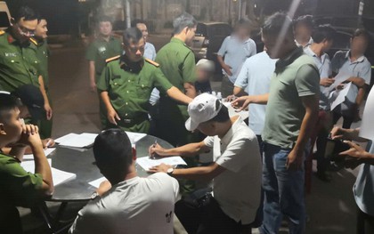 Công an kiểm tra một bãi xe lúc 4 giờ 30 phút