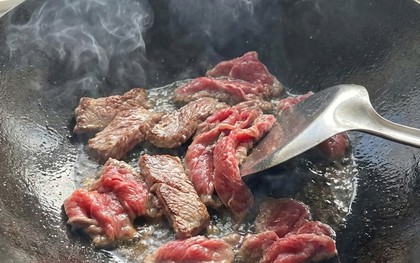 Vì sao đầu bếp chuyên nghiệp không ướp thịt bò với muối?