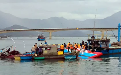 Sóng lớn đánh chìm tàu cá gần cửa biển ở Huế