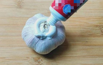 Vì sao ngày càng nhiều gia đình bôi kem đánh răng lên tỏi rồi đặt trong phòng tắm?