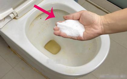 Vì sao nên đổ muối vào bồn cầu khi bị tắc nghẽn?