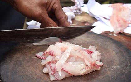 Người đàn ông mắt phải teo nhỏ suốt 12 năm, bác sĩ mổ tủy sống phát hiện "thủ phạm" là thói quen vạn người mê