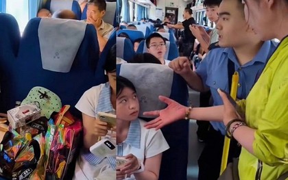 Bức ảnh "ngược đời" này đang gây tranh cãi gắt: Hành xử "trái đạo đức" vẫn được khen ngợi hết lời, vì sao?