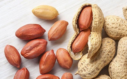 Bé 2 tuổi tím tái sau khi ăn lạc
