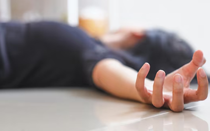 Người phụ nữ 22 tuổi tử vong sau 5 ngày đau họng, bác sĩ cảnh báo "chớ dại" tự làm điều này