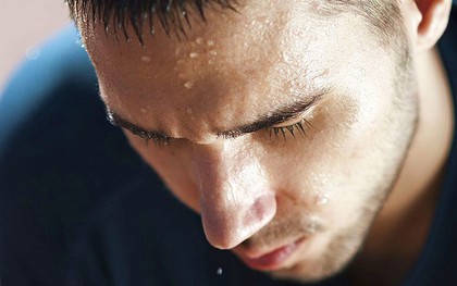 Ra mồ hôi nhiều lúc ngủ có phải bệnh không?