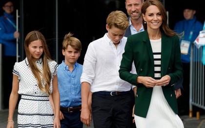 Vợ chồng William - Kate đưa 3 con tới Balmoral đúng lúc Harry thông báo trở lại Anh