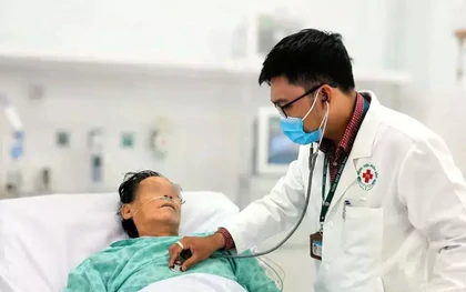 Ngừng tim giữa đường, người đàn ông được cứu sống nhờ bác sĩ tình cờ đi qua