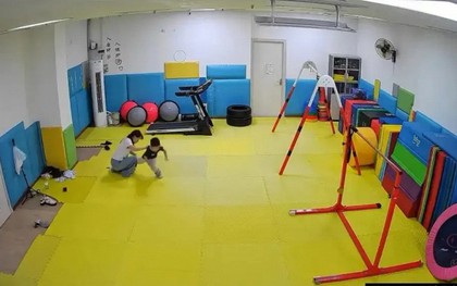 Camera ghi lại cảnh bé trai 5 tuổi gãy xương đòn ở lớp can thiệp: "Nghe thấy tiếng 'đốp' đó, tim tôi như có ai cầm dao đâm vào"