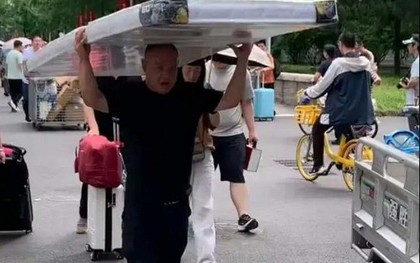 Vì sao nhiều người ước ao được như ông bố trong bức ảnh này?