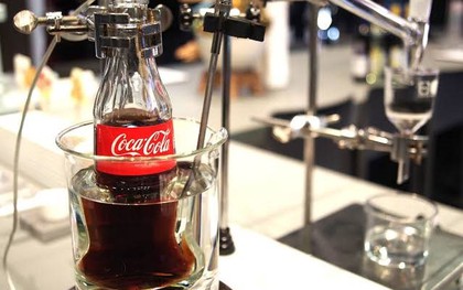 “Đột kích” phòng nghiên cứu bí mật của Coca-Cola, phát hiện cỗ máy pha chế “soda bẩn”