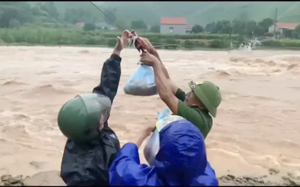 Dùng ròng rọc tiếp tế lương thực cho 100 hộ dân bị cô lập vùng lũ ở Bắc Ninh