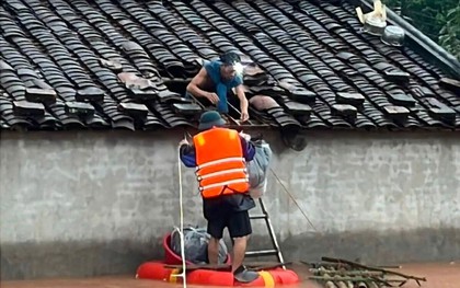 Nước lũ lên cuồn cuộn, người dân Lạng Sơn leo mái nhà nhận đồ tiếp tế