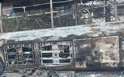 Xe khách cháy trơ khung trên quốc lộ 1 lúc rạng sáng, gần 40 người thoát nạn