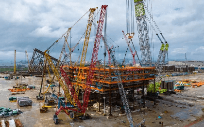 Trung Quốc gây chấn động ngành xây dựng: Cẩu ‘ngon ơ’ 2.175 tấn sắt thép lắp thành khối cao ngang tòa 30 tầng, mệnh danh lớn nhất châu Á
