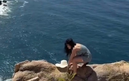 Nữ du khách liều mình đi trên vách đá cheo leo ở Nha Trang