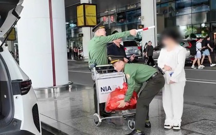 Cô gái Việt trở về sau 15 năm lưu lạc ở nước ngoài, Công an cửa khẩu cảng HKQT Nội Bài có hành động bất ngờ